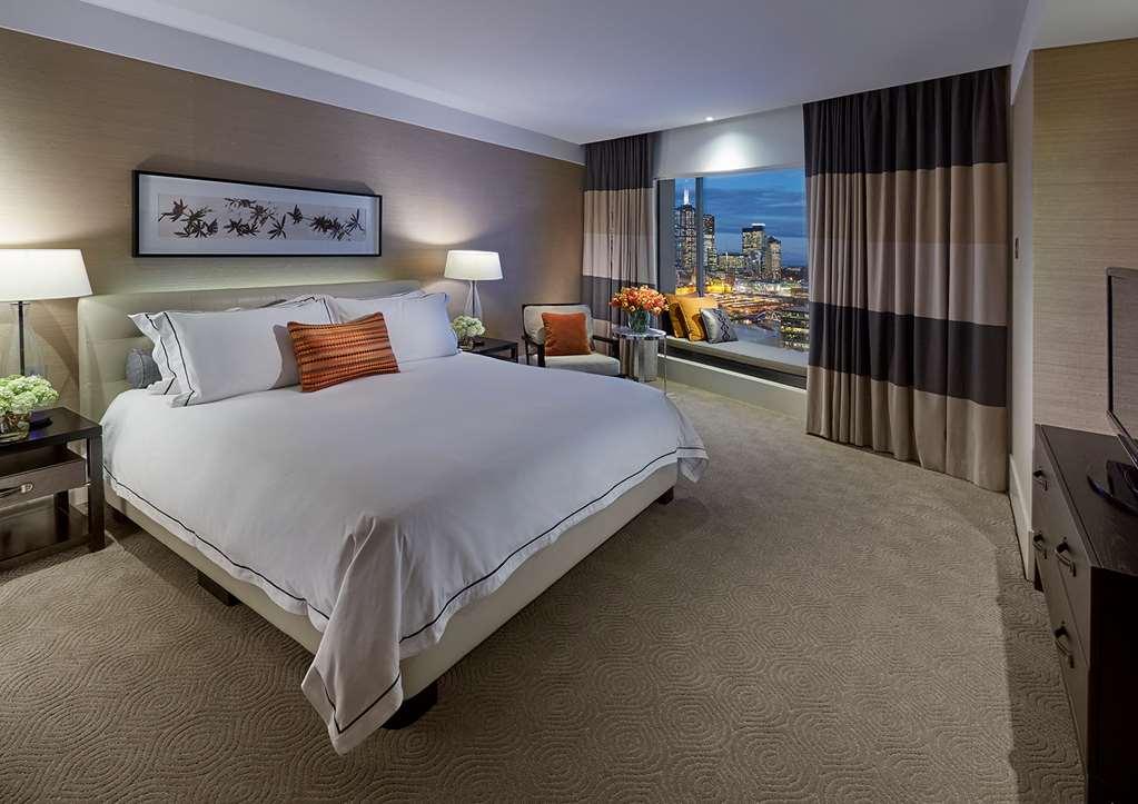 Crown Towers Melbourne Quarto foto A bedroom at the Four Seasons Hotel