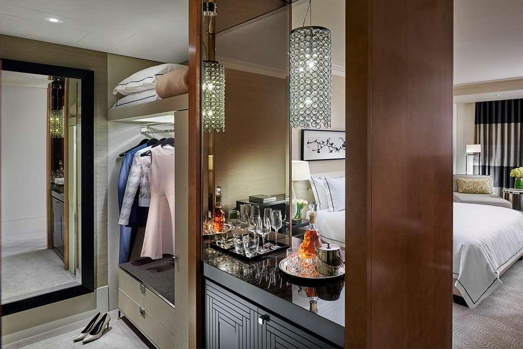 Crown Towers Melbourne Quarto foto A wet bar in a hotel room