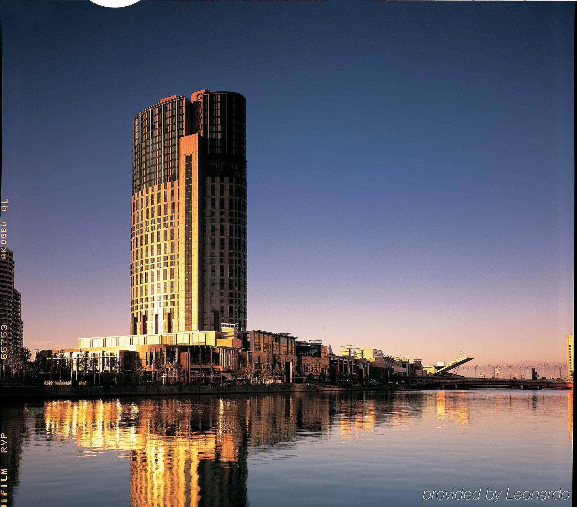 Crown Towers Melbourne Exterior foto The Crown Towers at dusk
