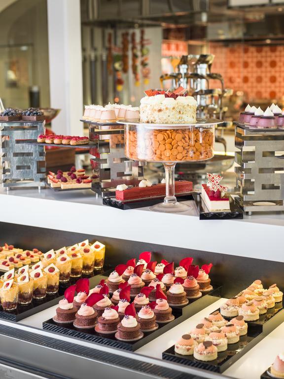 Crown Towers Melbourne Exterior foto A dessert buffet