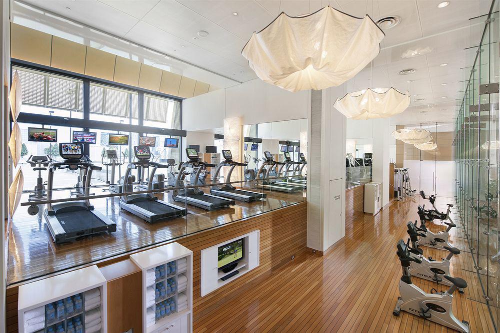 Crown Towers Melbourne Exterior foto The gym at the Four Seasons Hotel, Hong Kong